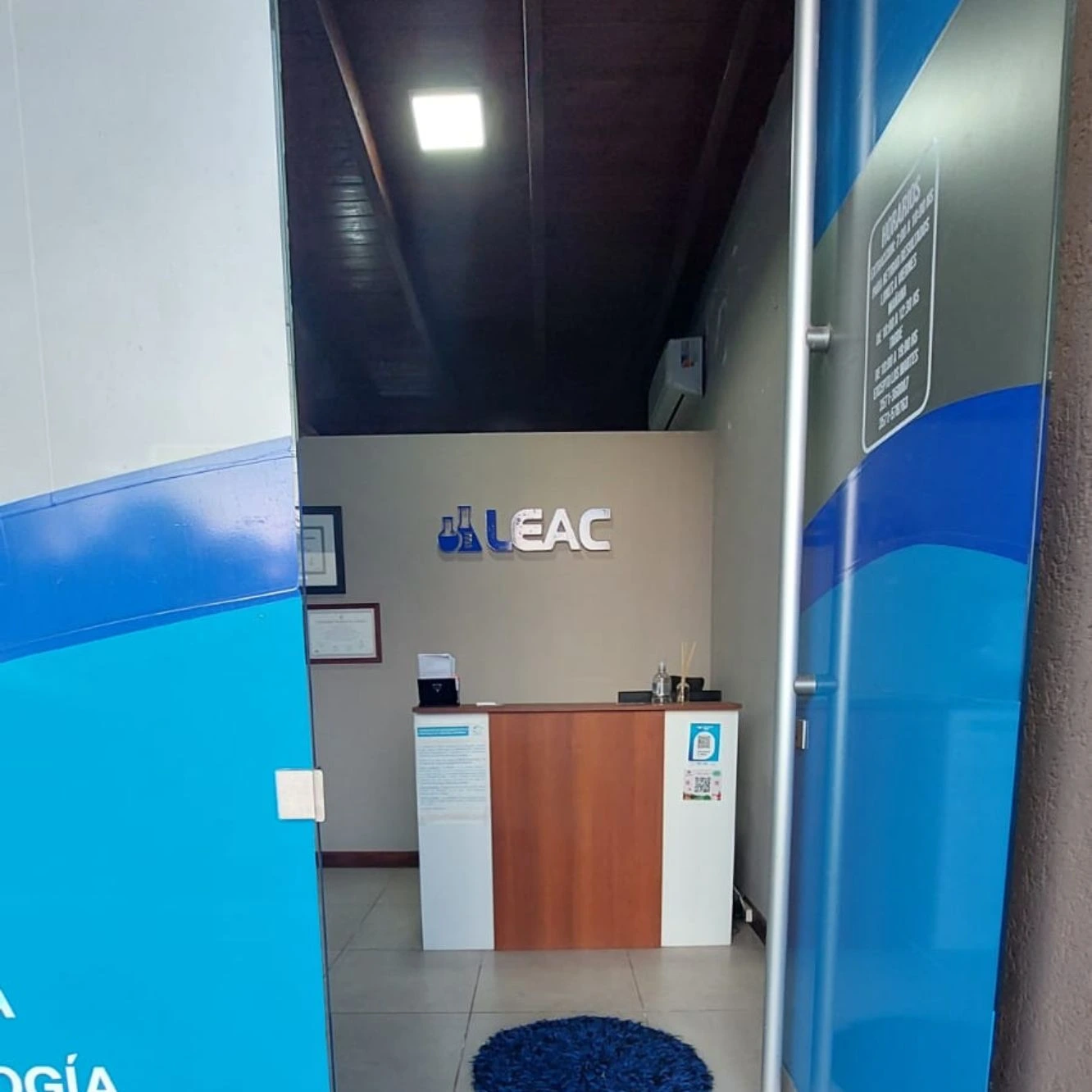 Interior del Laboratorio LEAC - Recepción y área de atención